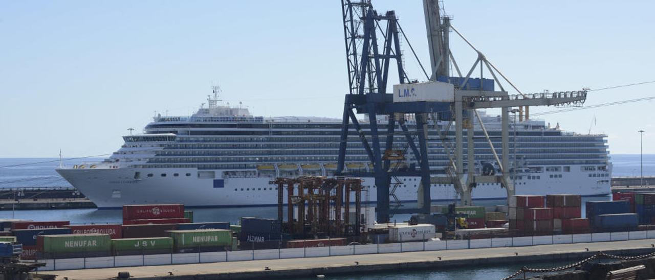 El crucero &#039;Costa Luminosa&#039;, atracado en el puerto de Arrecife durante este año.