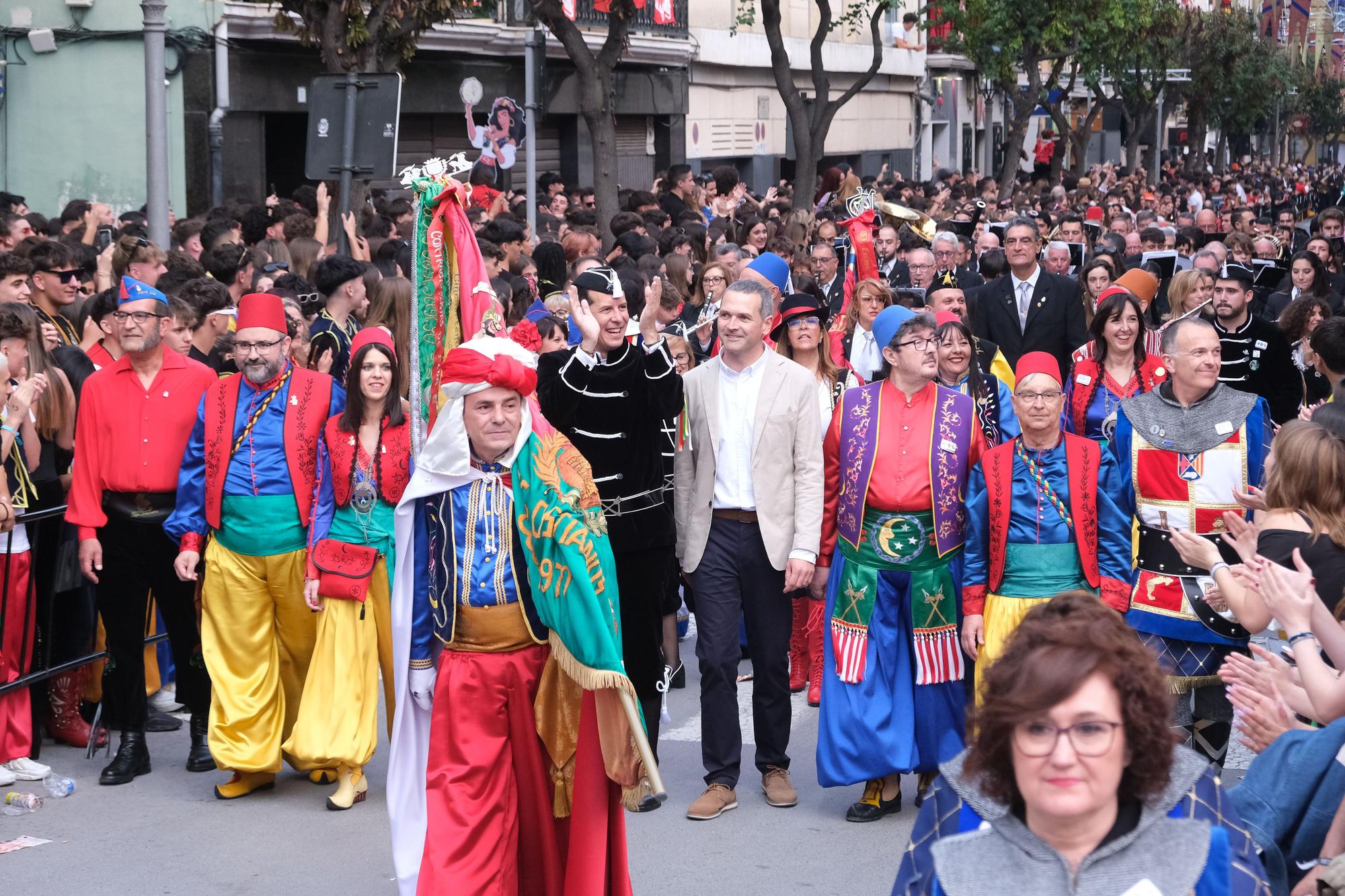 ¡Elda ya está en fiestas! Así ha sido la Entrada de bandas y el pasodoble "Idella"