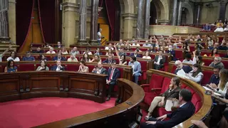 El Parlamento de Cataluña califica de "agresión política" el intento de PP y Vox de que Alicante renuncie al predominio lingüístico valenciano