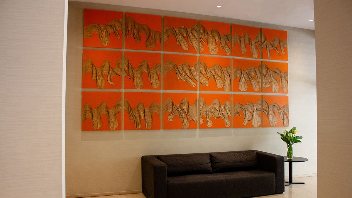 Una de las zonas comunes del hotel, donde el diseño contemporáneo y el arte aportan carácter a los espacios pensados para la pausa.