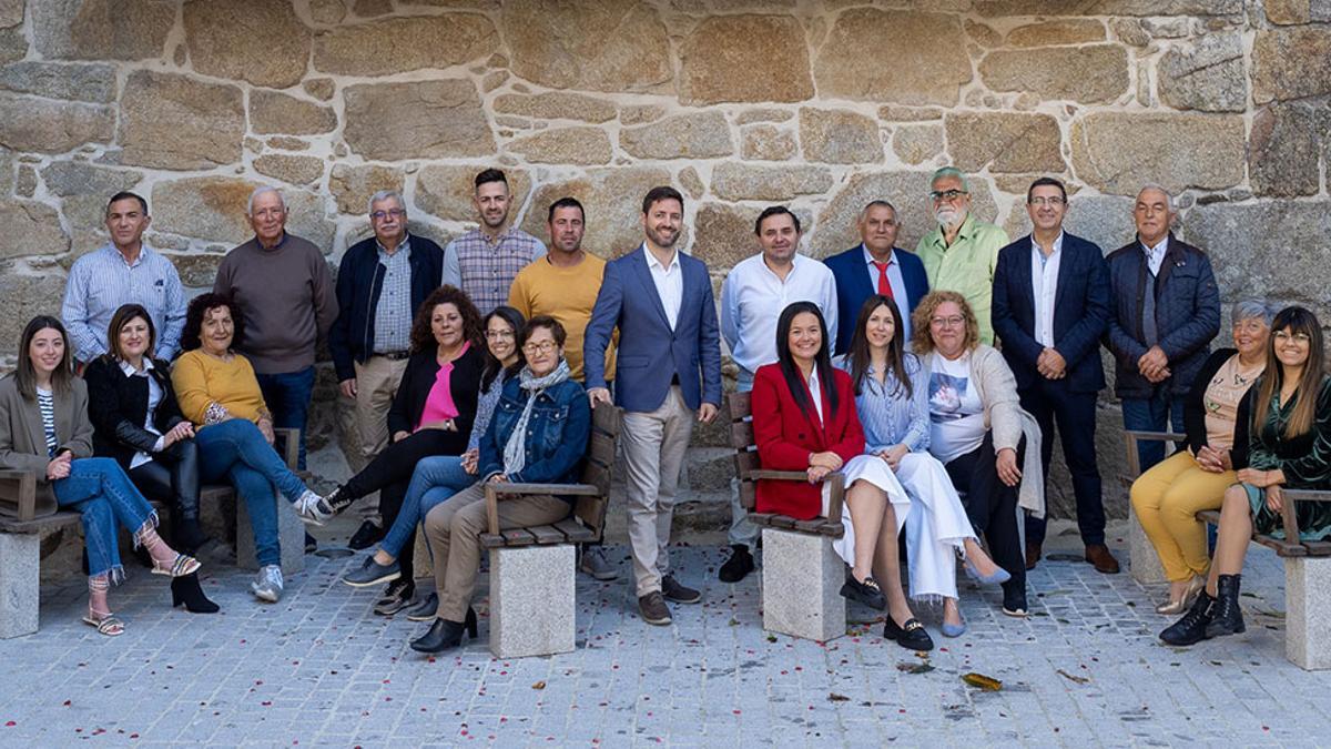 Samuel lago Ozón (en el centro, de traje),candidato a la alcaldía de Cambados por el PSdeG-PSOE
