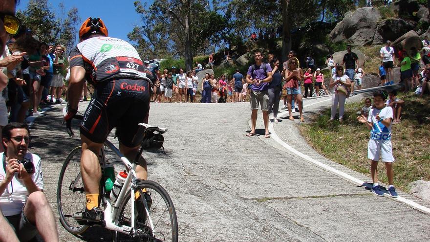 Un ciclista, en la uci tras sufrir un infarto en la subida de O Ézaro