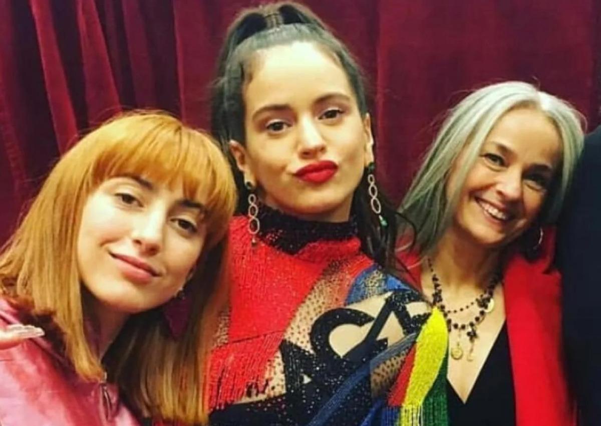 Rosalía junto a su hermana y su madre