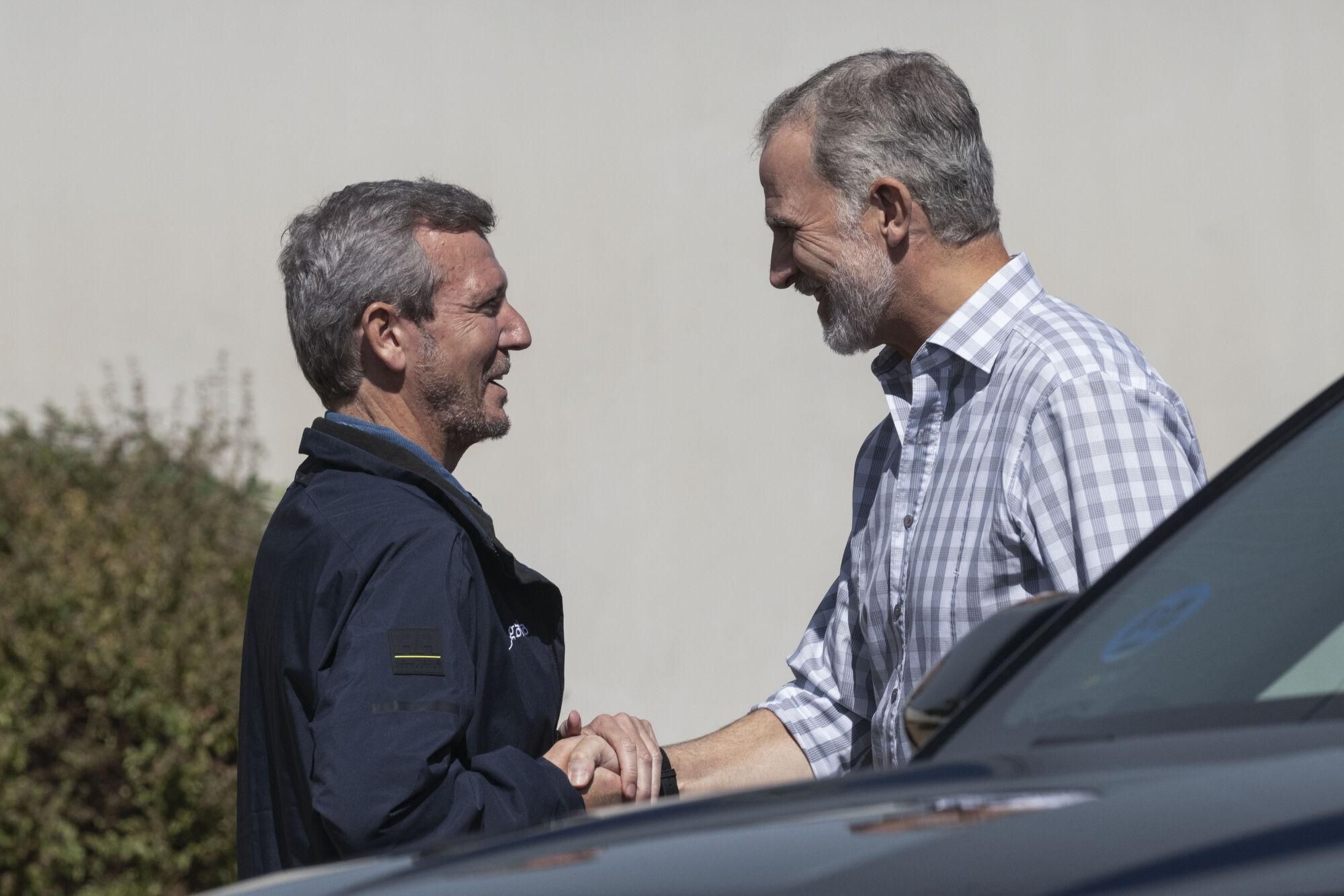 VERÍN (OURENSE), 28/08/2025.- El rey Felipe VI es recibido por el presidente de la Xunta, Alfonso Rueda, a su llegada este jueves al Centro de Coordinación del Distrito Forestal XIV de Verín (Ourense) para conocer de primera mano los daños causados por los incendios forestales en la provincia gallega y saludar a los efectivos que participaron en las tareas de extinción. EFE/ Brais Lorenzo