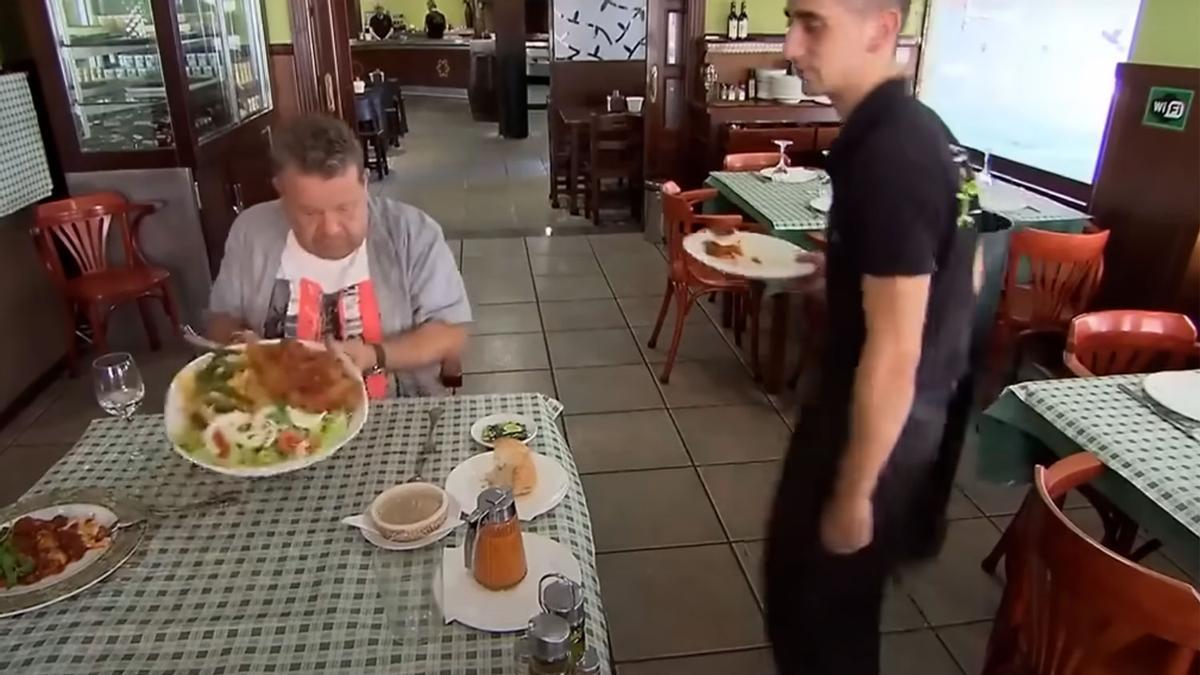 Un restaurante de Gijón echa el cierre tras la visita de Alberto Chicote y la cara del cocinero con el cachopo se vuelve viral