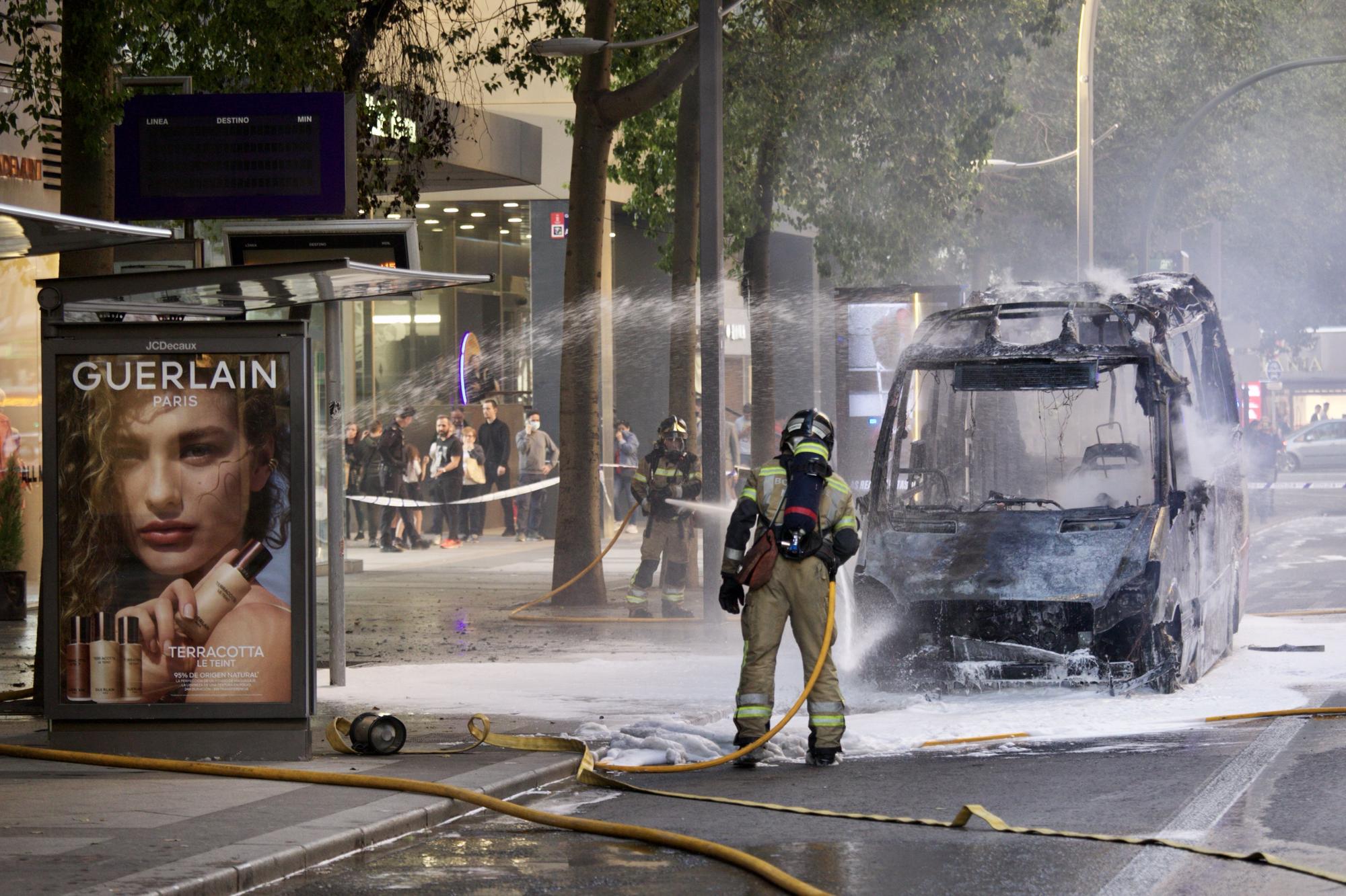 Las imágenes del incendio de un coche en plena Gran Vía de Murcia