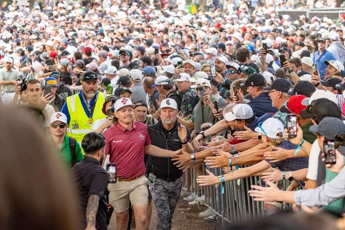 Los fans se agolpan para saludar a su estrella, Cameron Smith