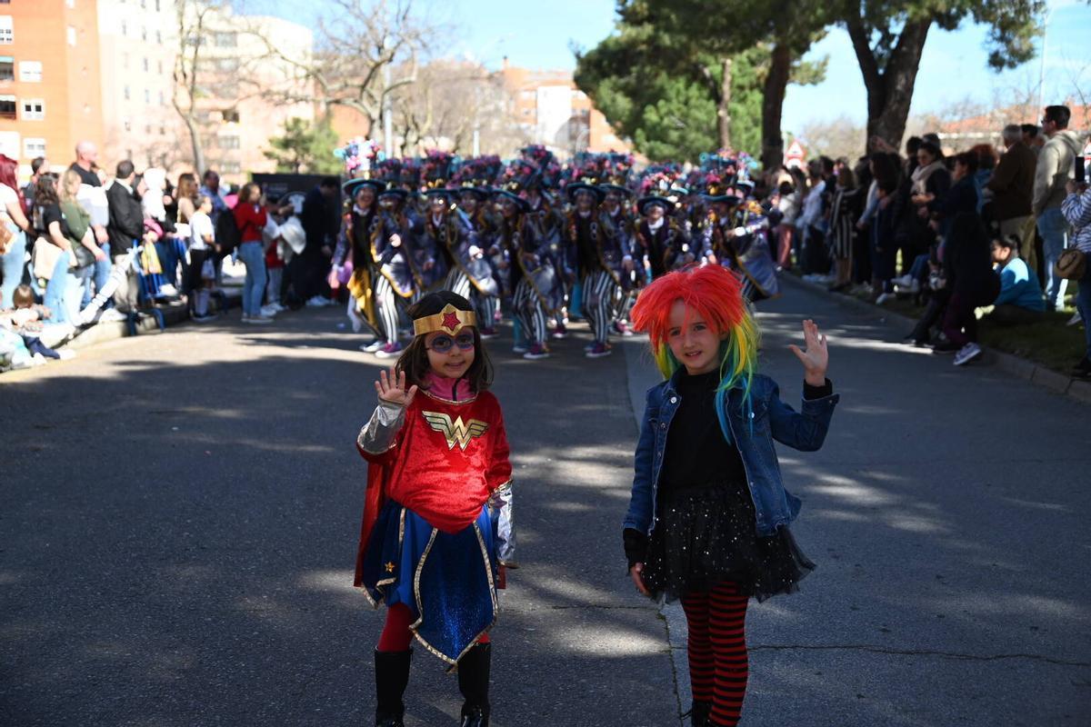 Dos niñas se despiden del Carnaval en Valdepasillas.