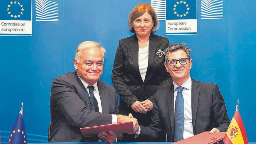 „Fast Freunde“: González Pons (li.) und Félix Bolaños mit EU-Vizepräsidentin Vera Jourová.  | FOTO: EU