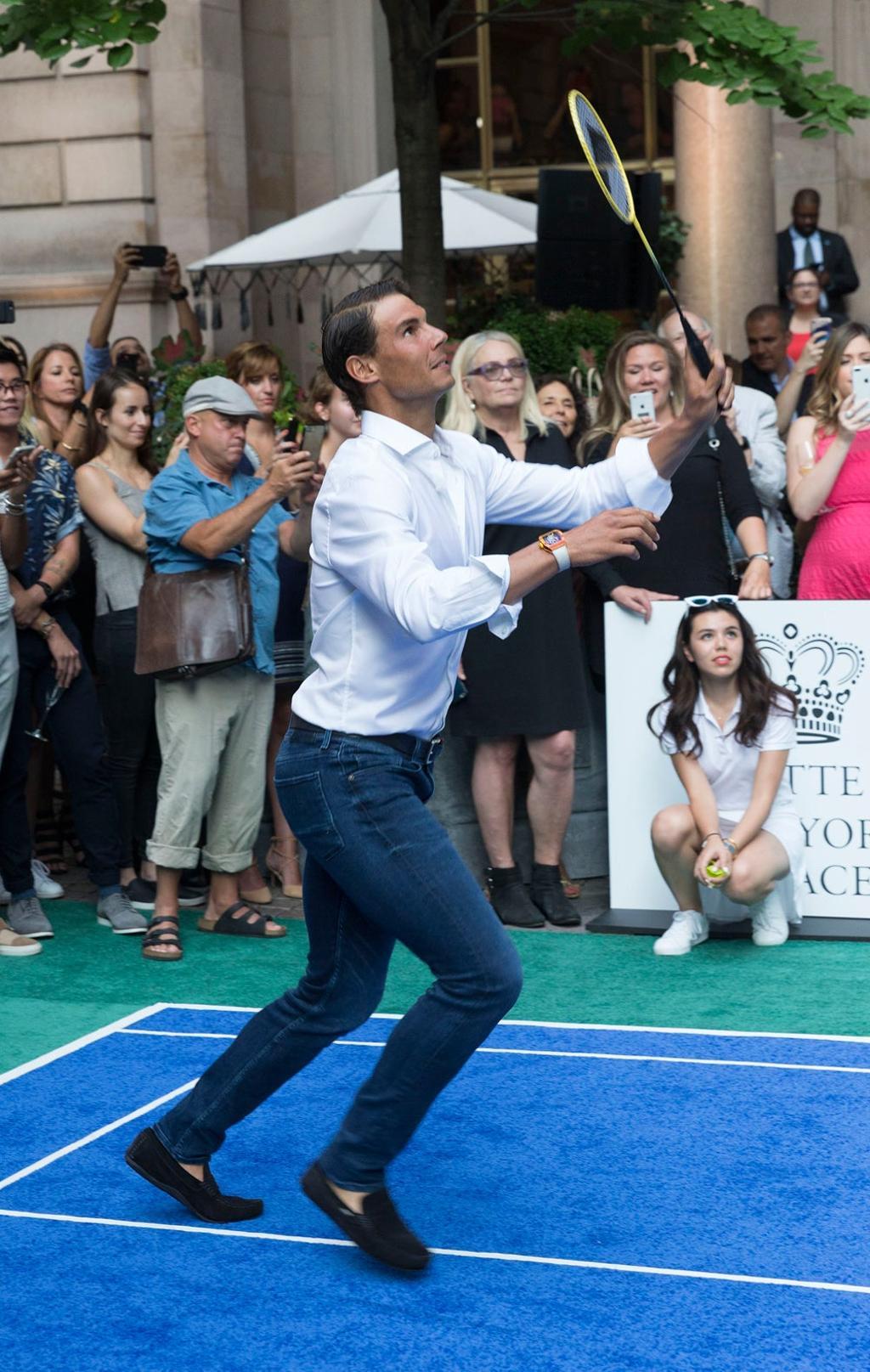 Rafa Nadal jugando al bandminton