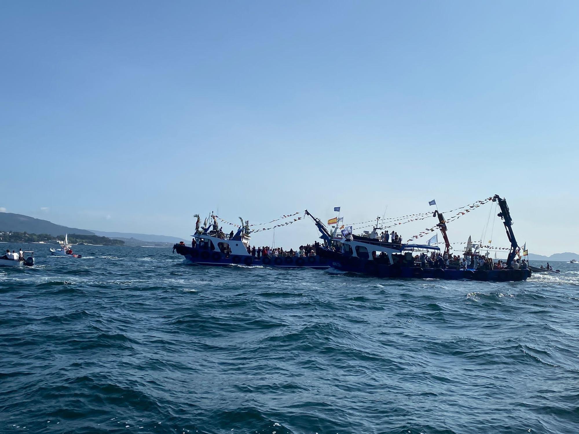 Decenas de barcos en la procesión marítima de Moaña