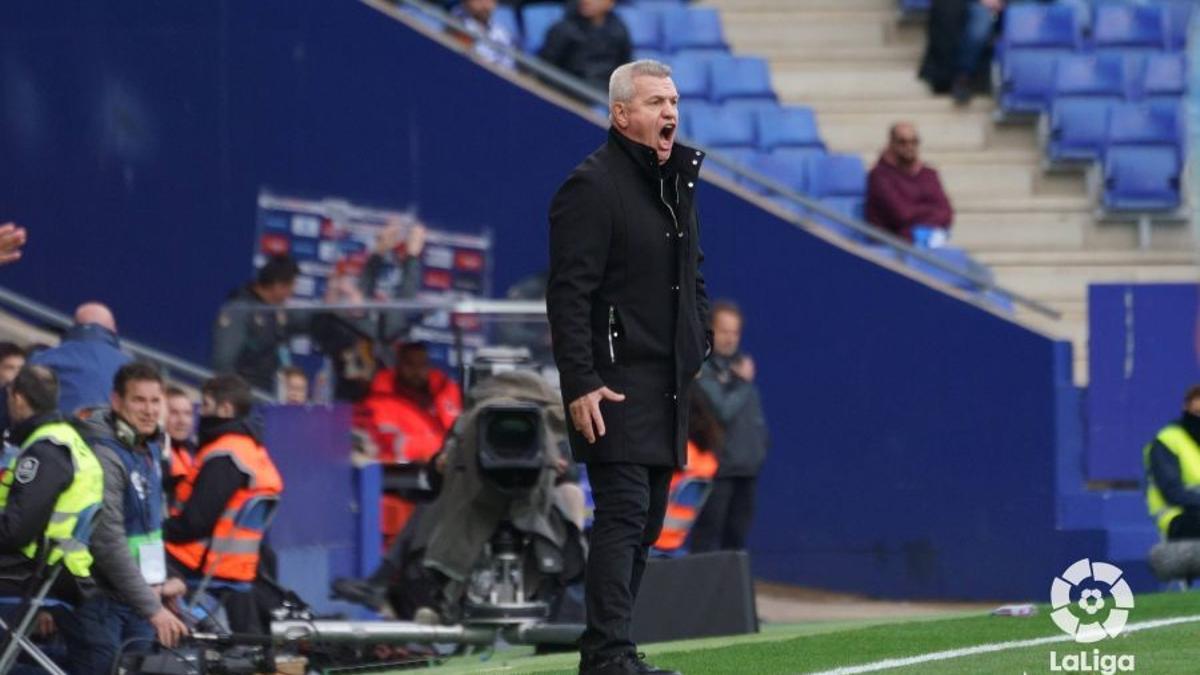 Aguirre grita a sus jugadores desde la zona técnica del RCDE Stadium.