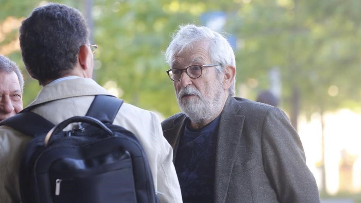 El arquitecto Óscar Tusquets, a su llegada a la Ciutat de la Justícia para declarar en el juicio del 'caso Palau'.