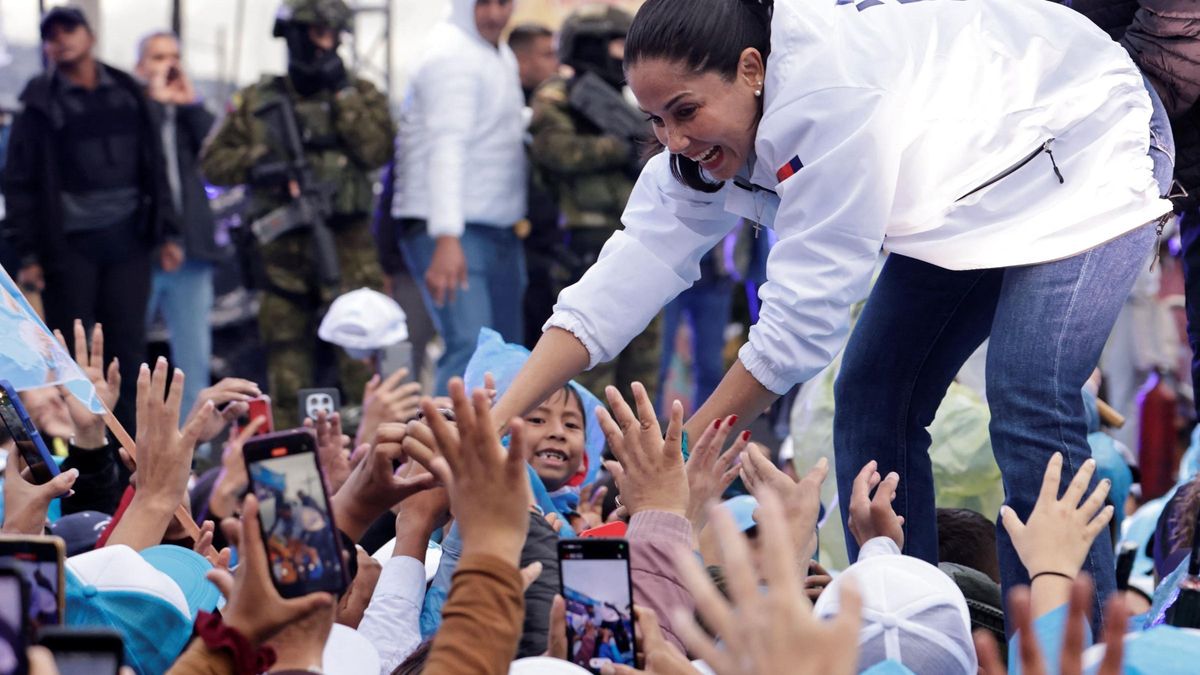 La candidata presidencial ecuatoriana Luisa González, del partido Revolución Ciudadana, celebra un mitin de cierre de campaña en Quito.