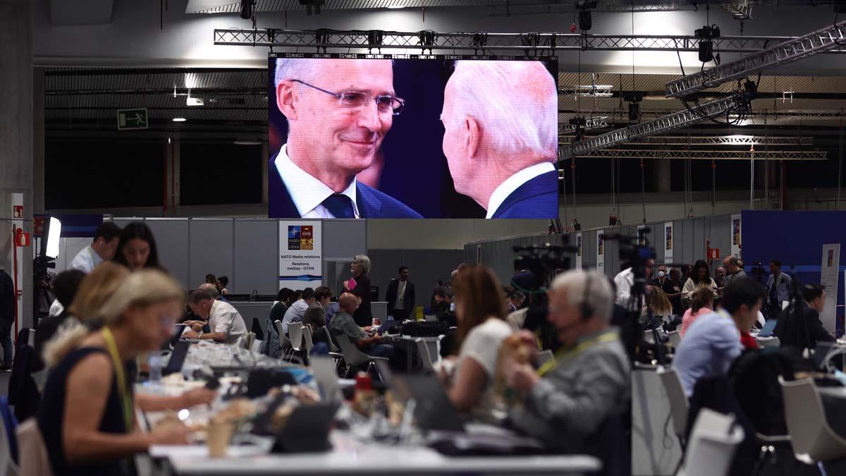 El secretario general de la OTAN, Jens Stoltenberg (i), y el presidente de EEUU, Joe Biden, conversan a su llegada a una rueda de prensa en la segunda y última jornada de la Cumbre de la OTAN 2022 en el Recinto Ferial IFEMA MADRID.