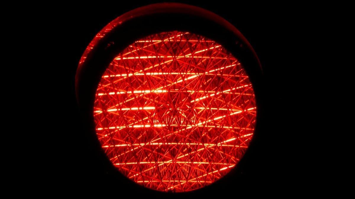 ¿Cuál es la multa por saltarse un semáforo en rojo?