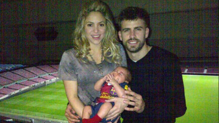 Shakira y Piqué posan con el pequeño Milan en el Camp Nou.