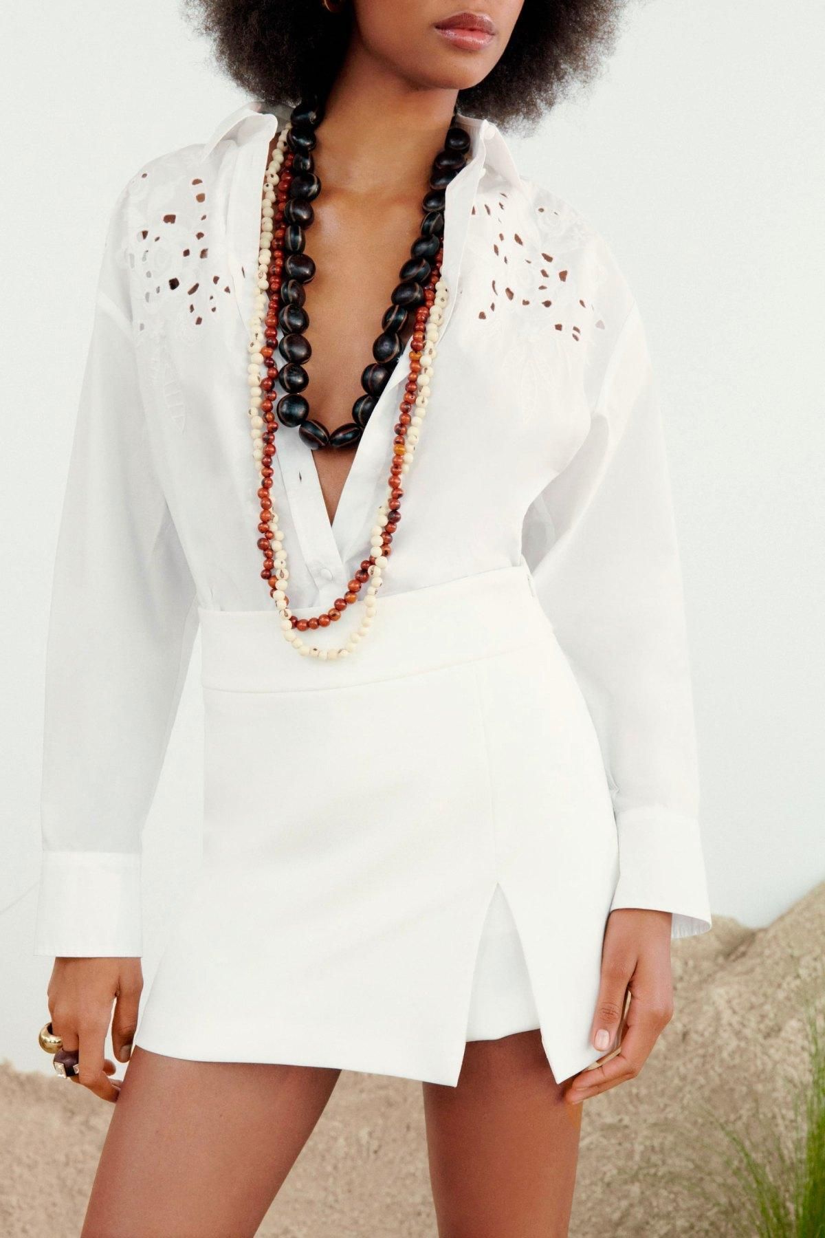 Camisa blanca con pequeños detalles de Zara