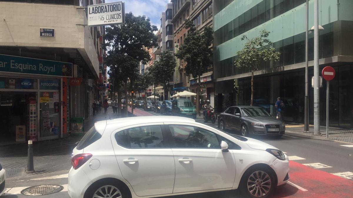 Colapso de vehículos en León y Castillo en el mediodía de este viernes.