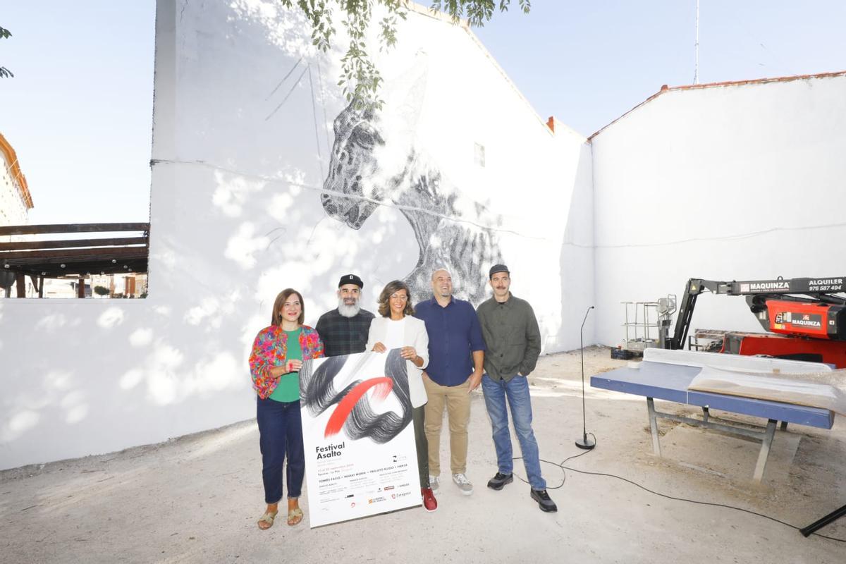 Sara Fernández, Luis García, Marian Orós, Suso Domínguez y Alfredo Martínez, junto al mural de Tomás Facio.