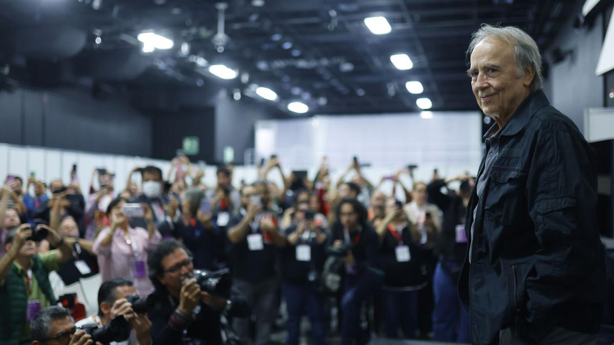El cantante y compositor español Joan Manuel Serrat (d), habla en un encuentro con los medios de comunicación en el marco de la 39 edición de la Feria Internacional del Libro de Guadalajara (FIL) este martes, en Guadalajara (México). Serrat aseguró que le gustaría morir en medio de canciones pues la música es el arte que acompaña a los seres humanos desde que se nace hasta que se va, durante su participación en la FIL de Guadalajara. EFE/Francisco Guasco