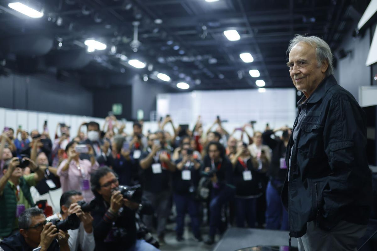 El cantante y compositor español Joan Manuel Serrat (d), habla en un encuentro con los medios de comunicación en el marco de la 39 edición de la Feria Internacional del Libro de Guadalajara (FIL) este martes, en Guadalajara (México). Serrat aseguró que le gustaría morir en medio de canciones pues la música es el arte que acompaña a los seres humanos desde que se nace hasta que se va, durante su participación en la FIL de Guadalajara. EFE/Francisco Guasco