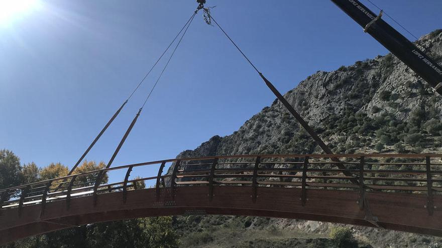 Instalación de una de las nuevas pasarelas de acceso a la Cueva del Gato.