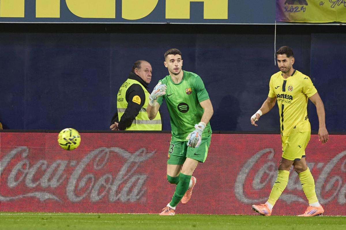 Joan Garcia saca de portería durante el Villarreal-Barça.