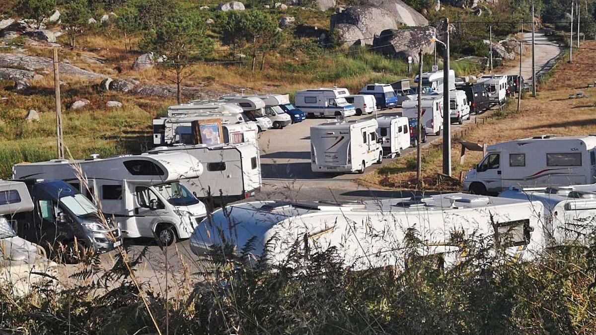 Las autocaravanas ocupaban la mayor parte de la zona de aparcamiento de Cabo Udra.