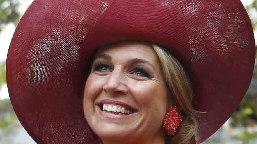 La reina máxima, con uno de sus llamativos sombreros que tanto le gusta lucir. Foto Reuters