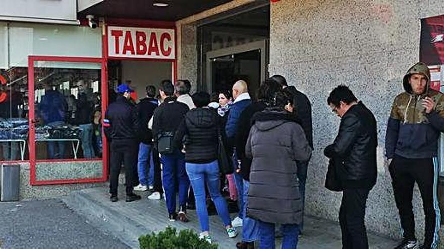 Cues per comprar tabac, ahir al matí a la Jonquera.