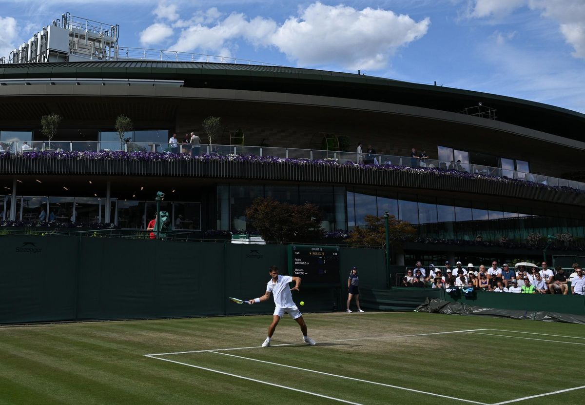 Martínez jugando contra Navone en Wimbledon