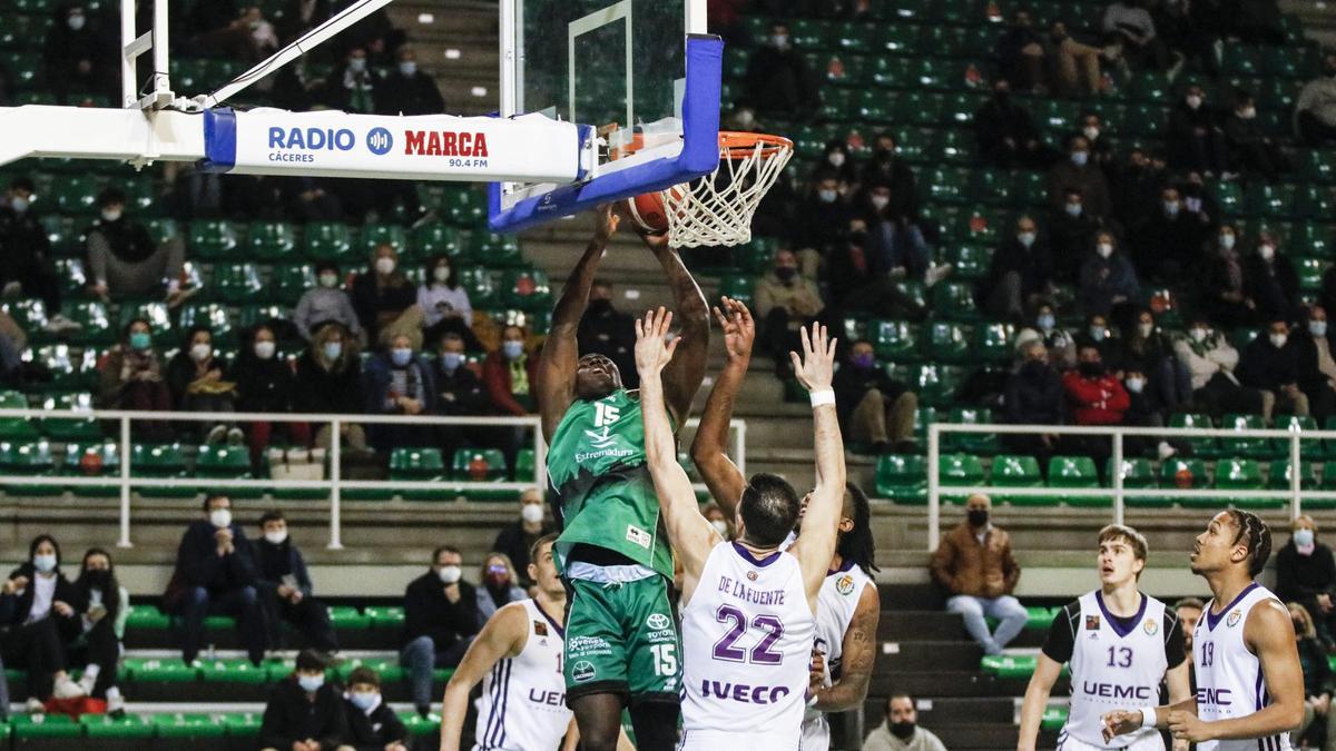 Lassena Fofana intenta anotar ante varios jugadores del Valladolid.