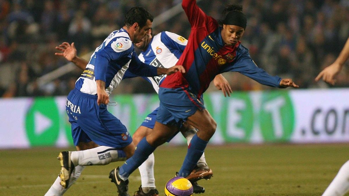 Ronaldinho enfrentándose al Espanyol como visitante durante la temporada 2006/07