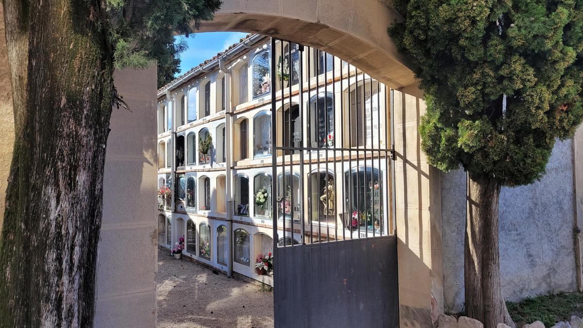 La porta d'accés al Cementiri de Berga