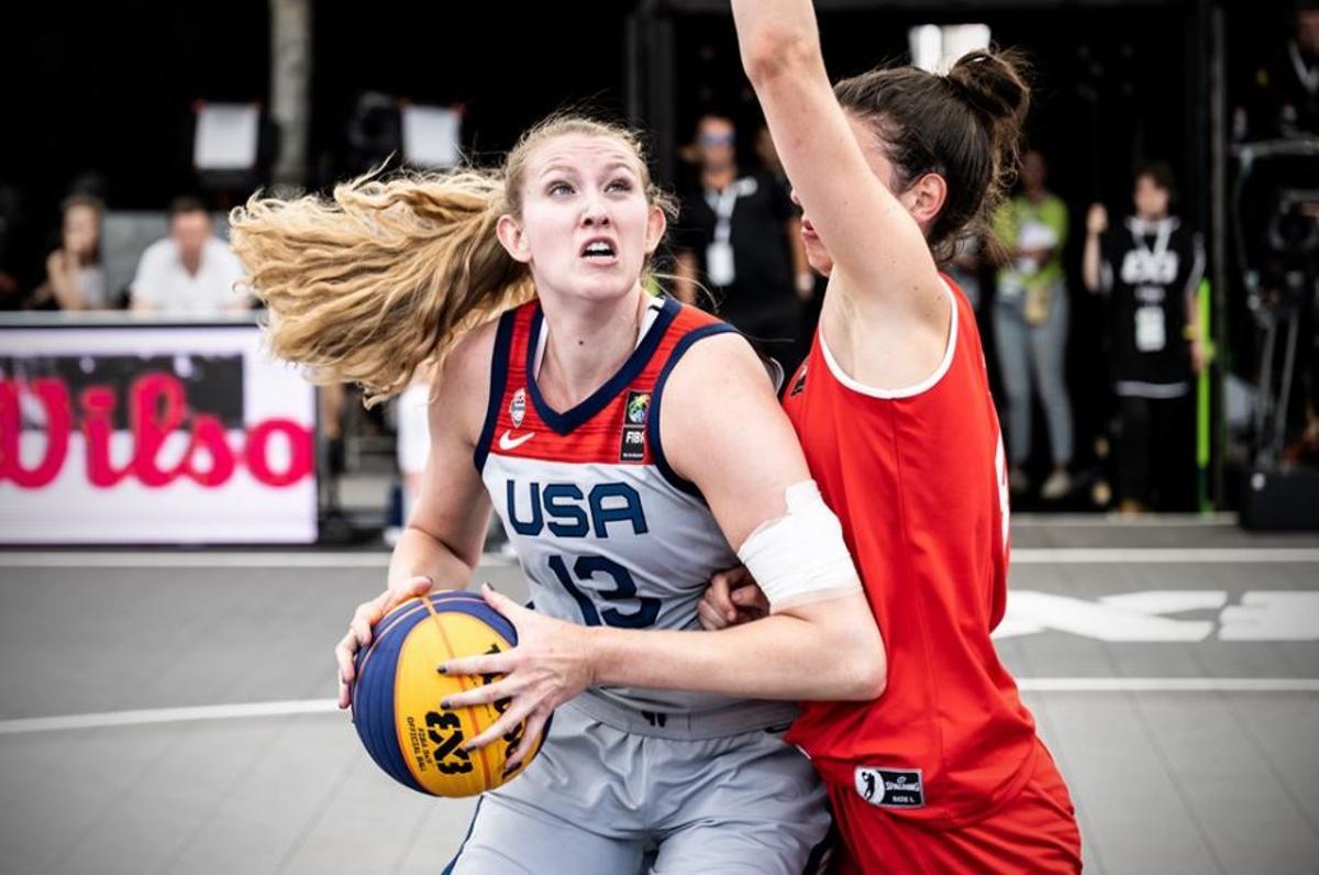 Lauren Cox, ala-pívot del Valenci Basket con la camiseta de Estados Unidos