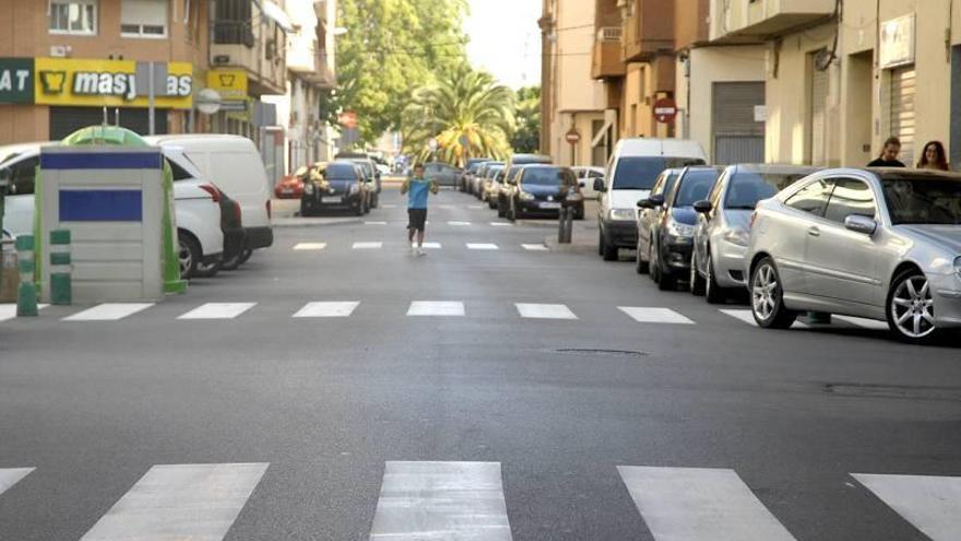 El Ayuntamiento pinta pasos de cebra en el Grao para mejorar la seguridad vial