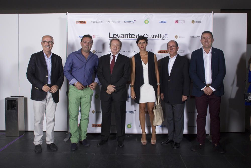 El diputado provincial Luis Martínez; el vicepresidente de la Diputación, Andrés Martínez; Vicente Perera; la alcaldesa de Canet lo Roig, Mari Ángeles Pallarés; el diputado autonómico Miguel Ángel Mulet y el diputado provincial Vicent Sales