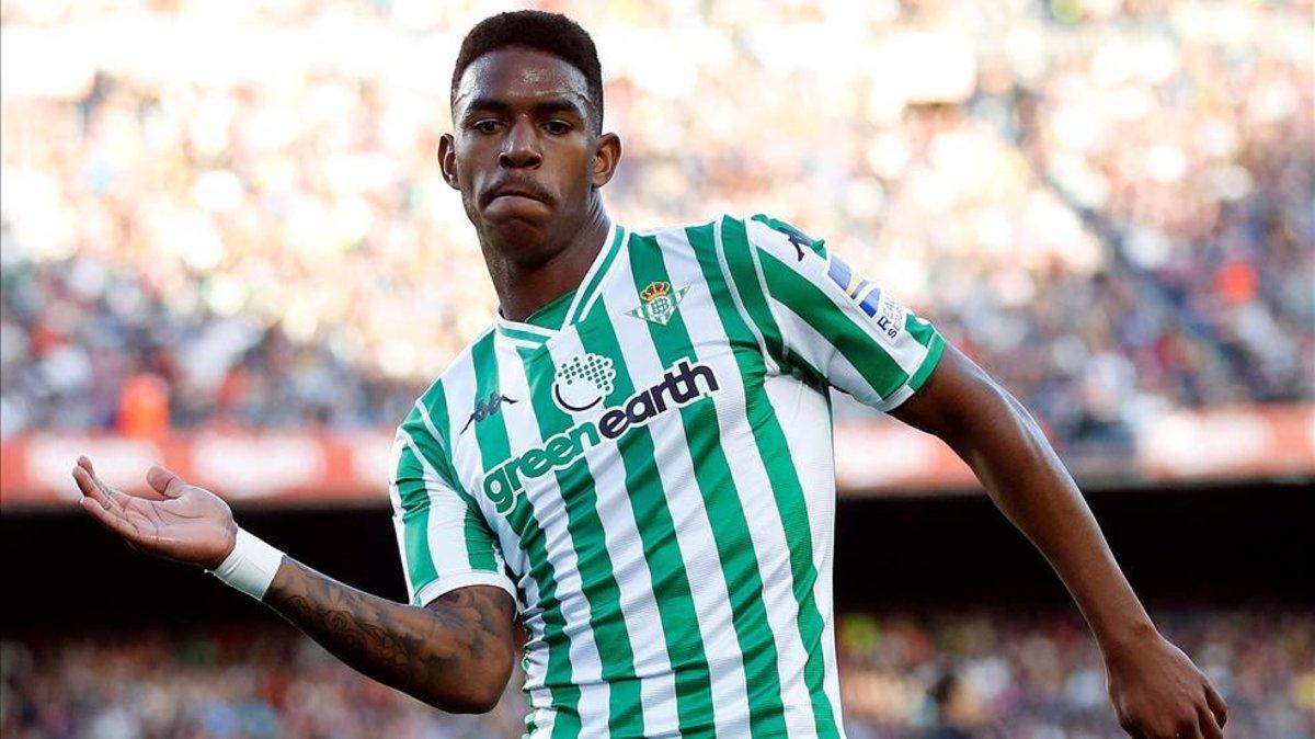 Júnior Firpo furante un partido ante el Barça