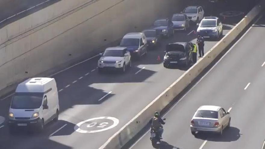 Un coche averiado causa retenciones en el túnel de Julio Luengo