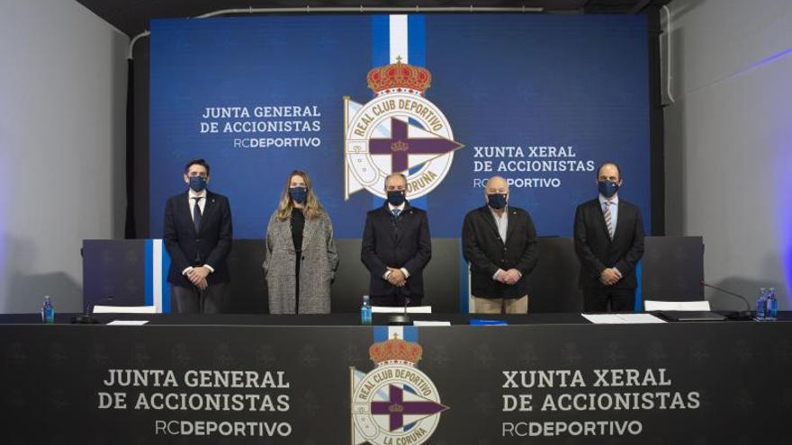 El presidente, Antonio Couceiro (en el centro), junto al resto del consejo ayer en la junta. // RCD