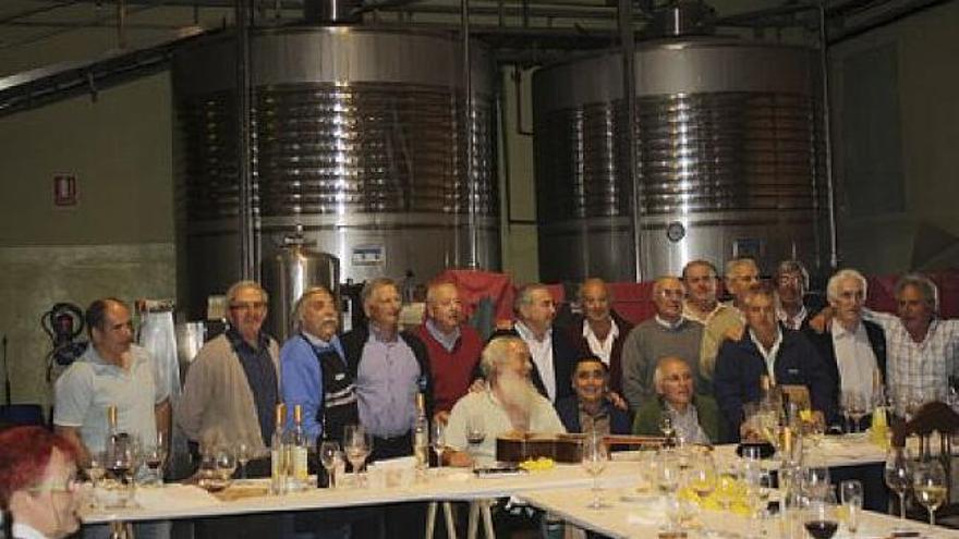 Los asistentes visitaron la bodega y probaron los vinos.