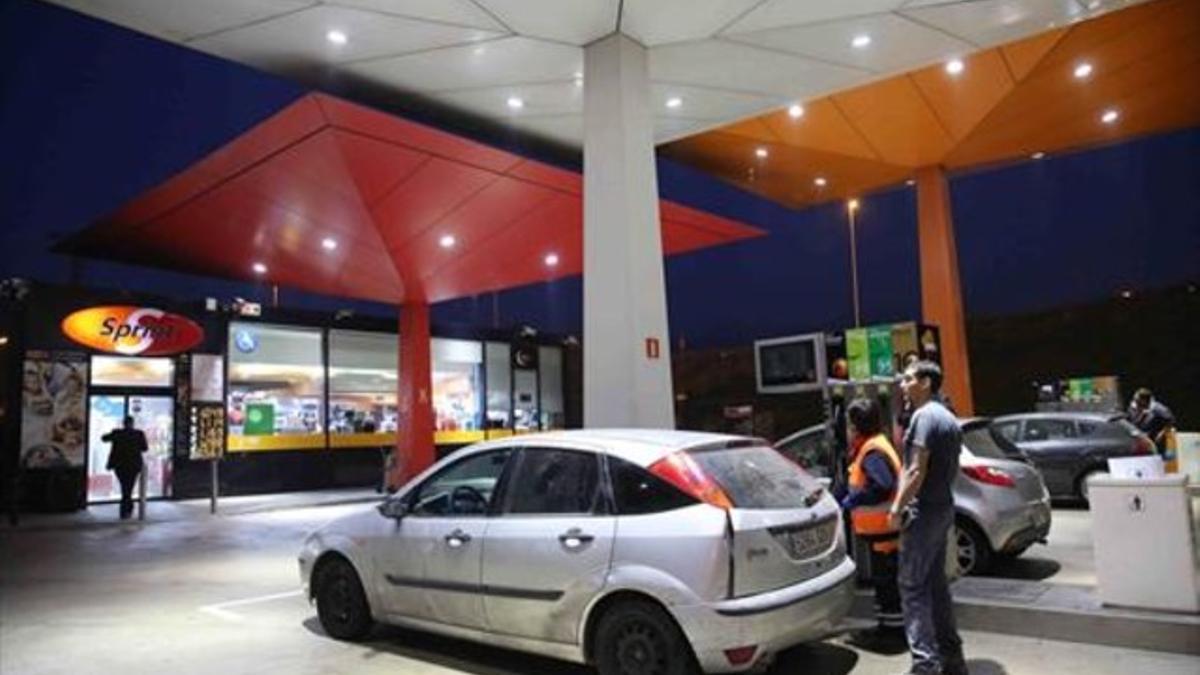 Un conductor reposta combustible en una gasolinera de Molins de Rei.