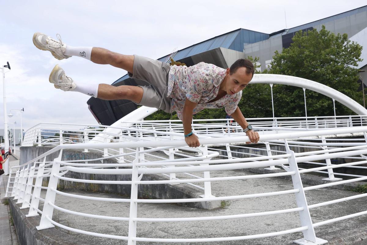 Ivan Kuzmenko practicando en el el puente de la Feria sobre el Piles.