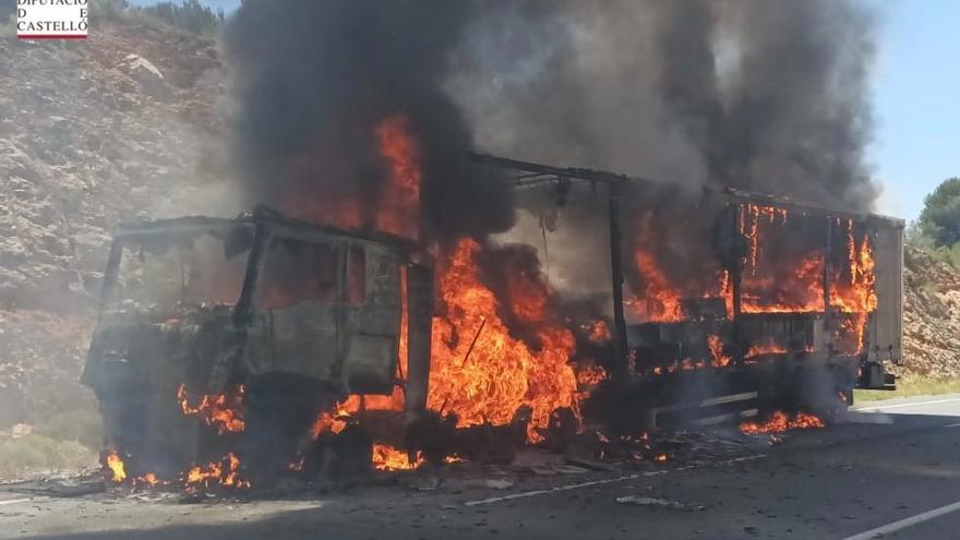 Las llamas devoran el tráiler, que transportaba azulejos, tras una avería mecánica.