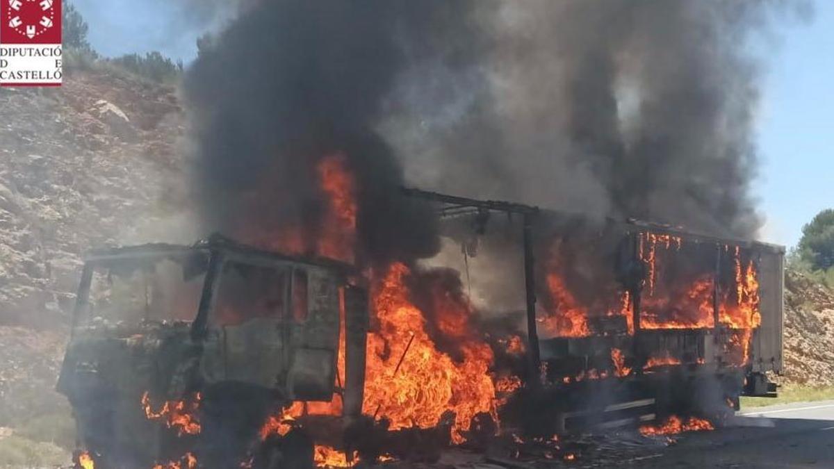 Las llamas devoran el tráiler, que transportaba azulejos, tras una avería mecánica.