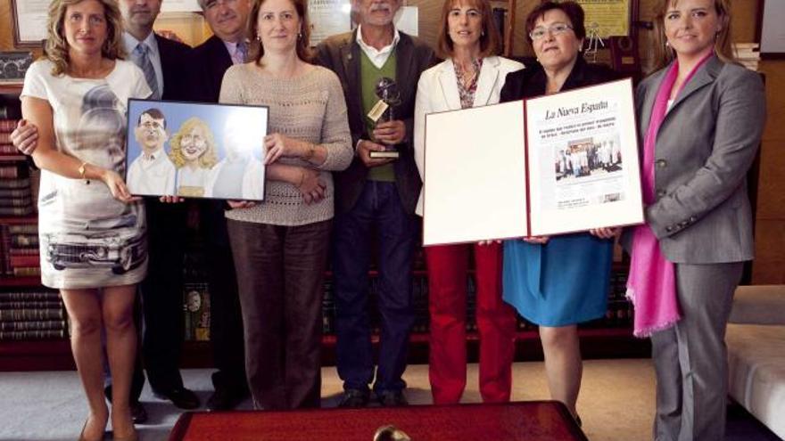 De izquierda a derecha, Clara Martín, Daniel Camporro, Ángel Fueyo, María del Rosario Heres, Jesús Otero, Marisa Ruano, Susana Valerdiz y Susana García Melendreras, con los atributos de la distinción.