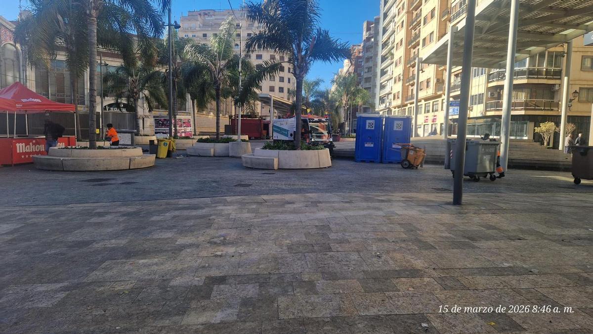 La plaza de Brujas, limpia por la mañana tras un intenso trabajo