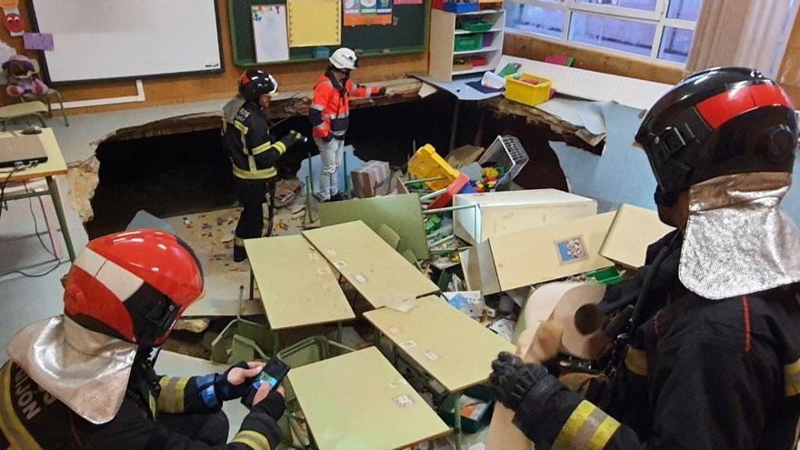 200 alumnos trasladados por el derrumbe del suelo en un colegio de Gijón