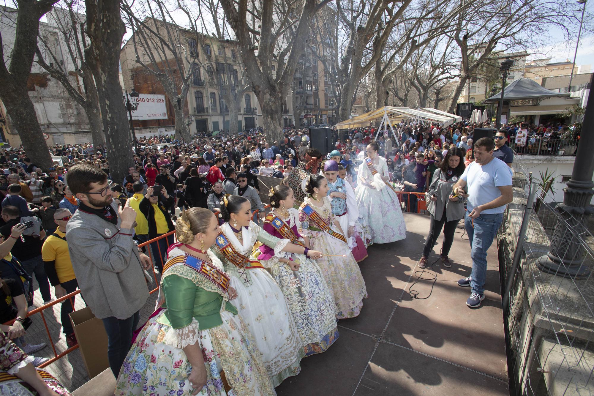 La mascletà de Caballer "retumba" en el Jardí de la Pau de Xàtiva